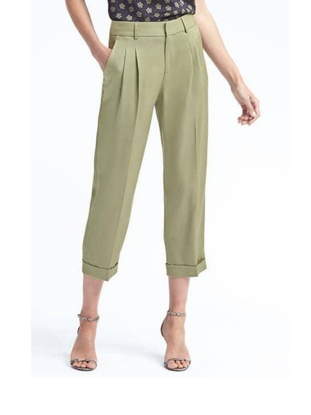 Banana Republic Barrel Leg Pants Pleated Cropped Soft Sage Green, size 6